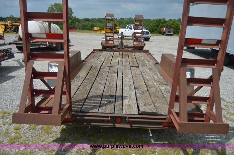 image for item F8865 2000 Towmaster trailer