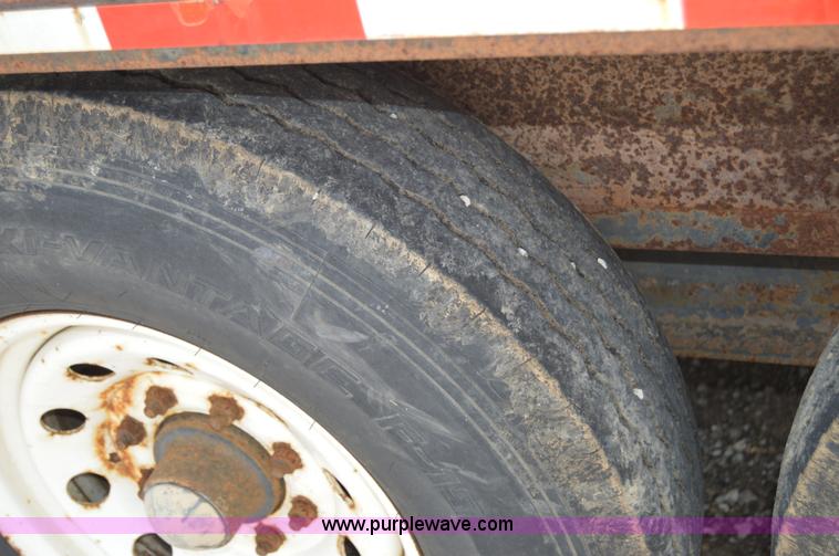 image for item F8866 2000 Towmaster trailer