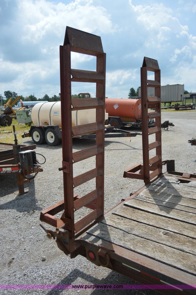 image for item F8866 2000 Towmaster trailer