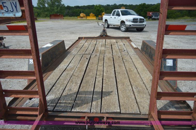 image for item F8866 2000 Towmaster trailer