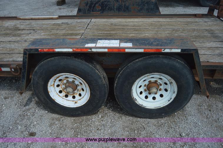 image for item F8866 2000 Towmaster trailer