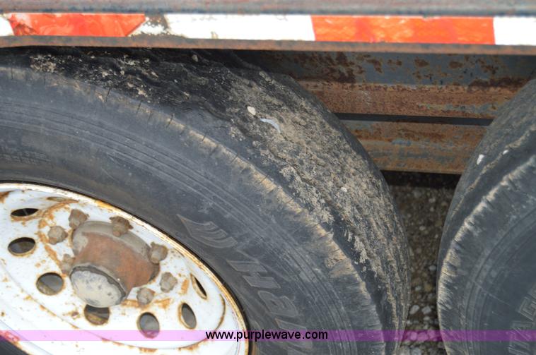 image for item F8866 2000 Towmaster trailer