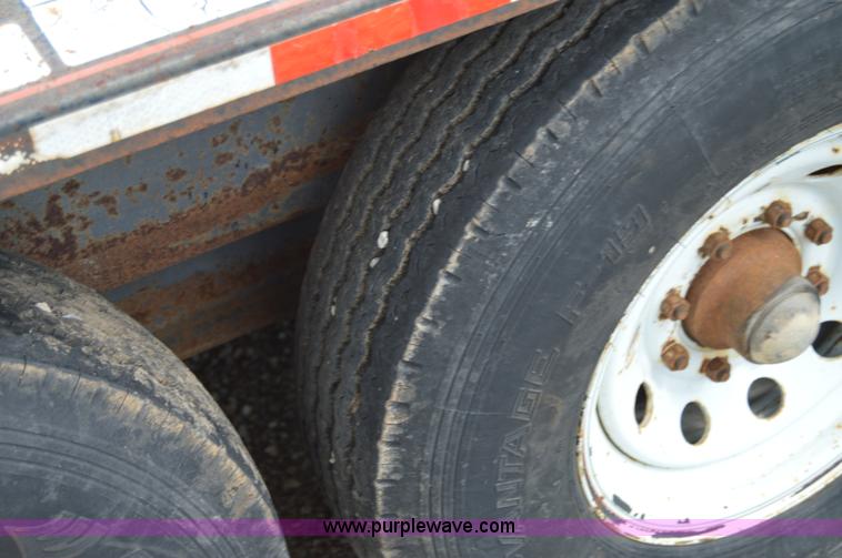 image for item F8866 2000 Towmaster trailer