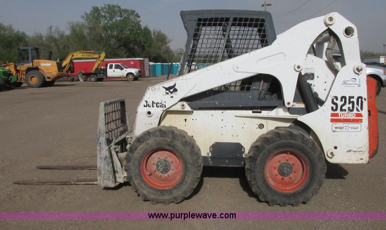 image for item G8295 2005 Bobcat S250 skid steer