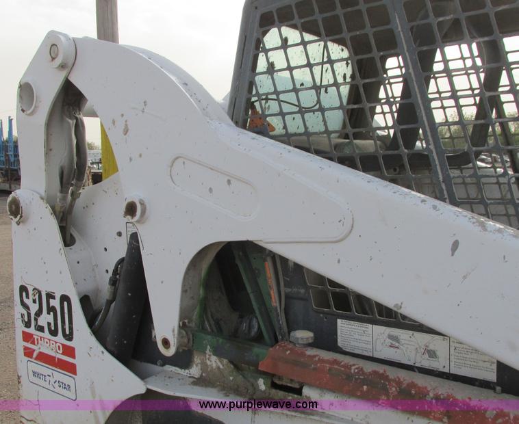 image for item G8295 2005 Bobcat S250 skid steer