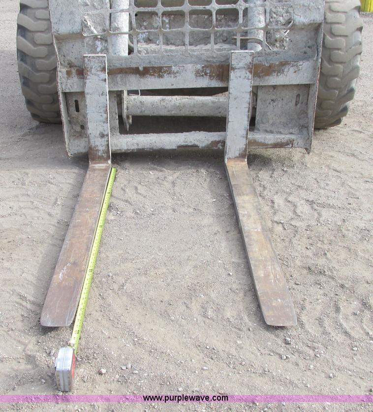 image for item G8295 2005 Bobcat S250 skid steer