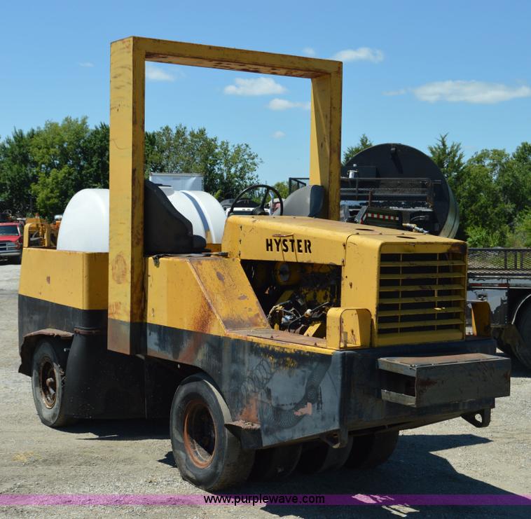 image for item H2807 Hyster articulated pneumatic roller