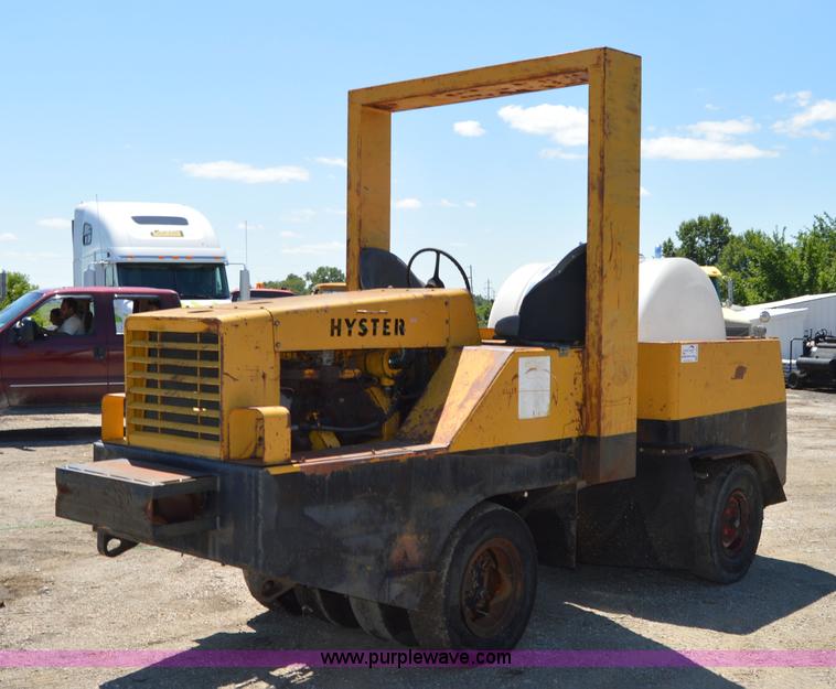 image for item H2807 Hyster articulated pneumatic roller