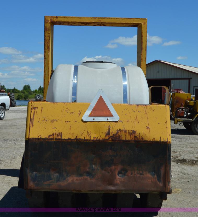 image for item H2807 Hyster articulated pneumatic roller