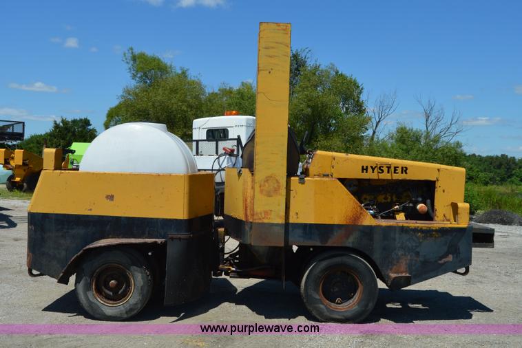 image for item H2807 Hyster articulated pneumatic roller