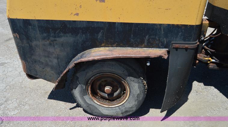 image for item H2807 Hyster articulated pneumatic roller