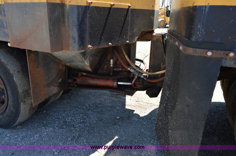 image for item H2807 Hyster articulated pneumatic roller