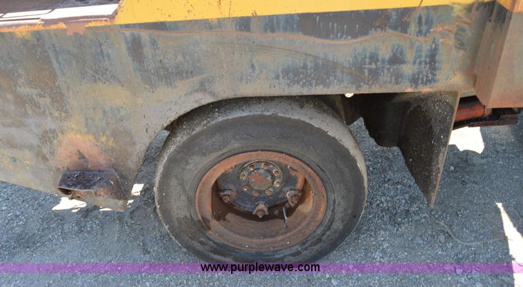 image for item H2807 Hyster articulated pneumatic roller