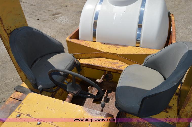 image for item H2807 Hyster articulated pneumatic roller