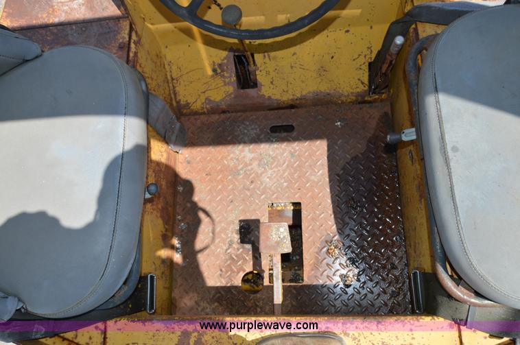 image for item H2807 Hyster articulated pneumatic roller