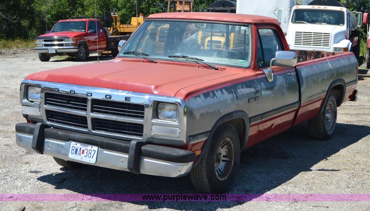 image for item H2812 1992 Dodge D150 LE pickup truck