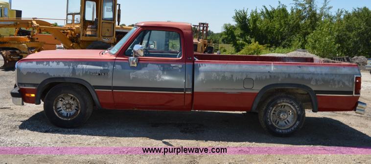 image for item H2812 1992 Dodge D150 LE pickup truck
