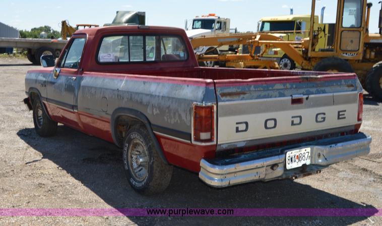 image for item H2812 1992 Dodge D150 LE pickup truck