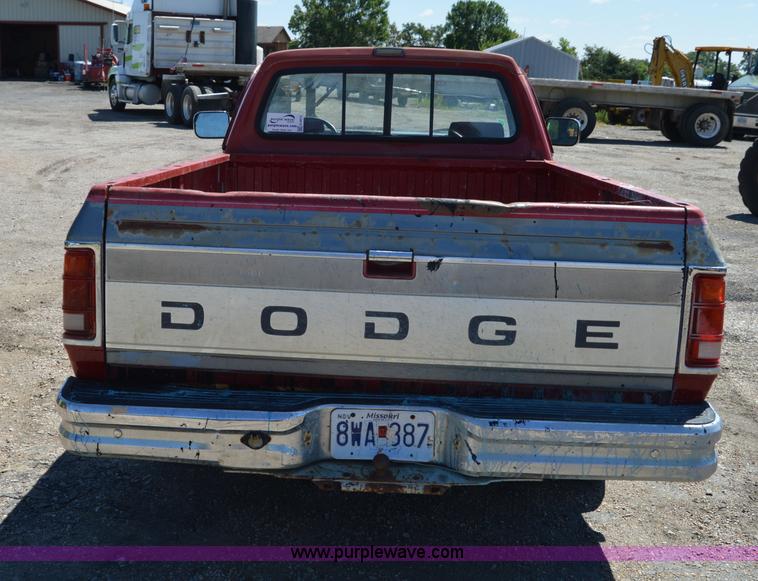 image for item H2812 1992 Dodge D150 LE pickup truck