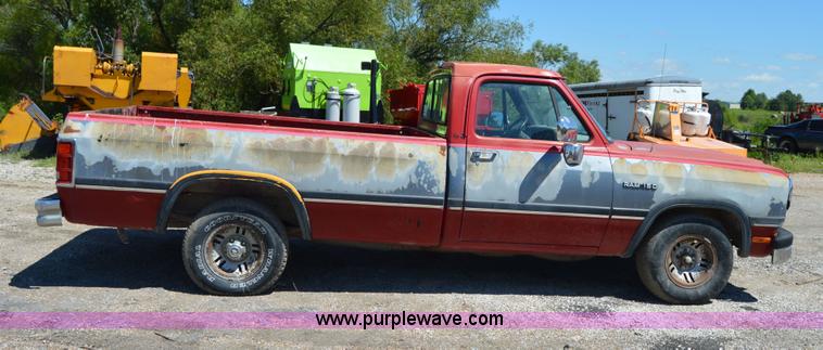 image for item H2812 1992 Dodge D150 LE pickup truck