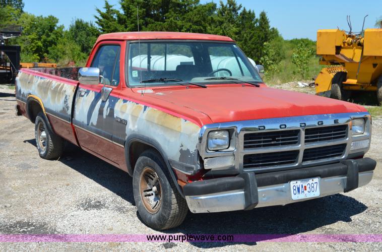 image for item H2812 1992 Dodge D150 LE pickup truck
