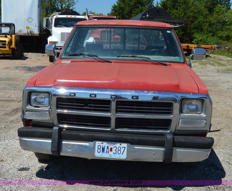 image for item H2812 1992 Dodge D150 LE pickup truck