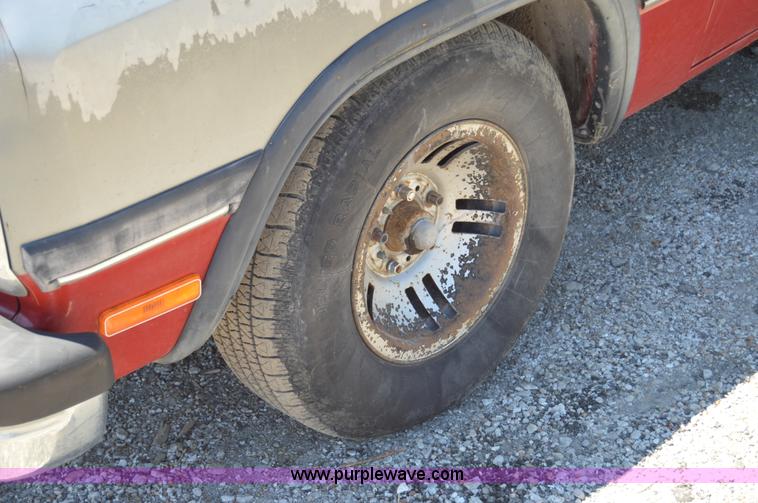 image for item H2812 1992 Dodge D150 LE pickup truck