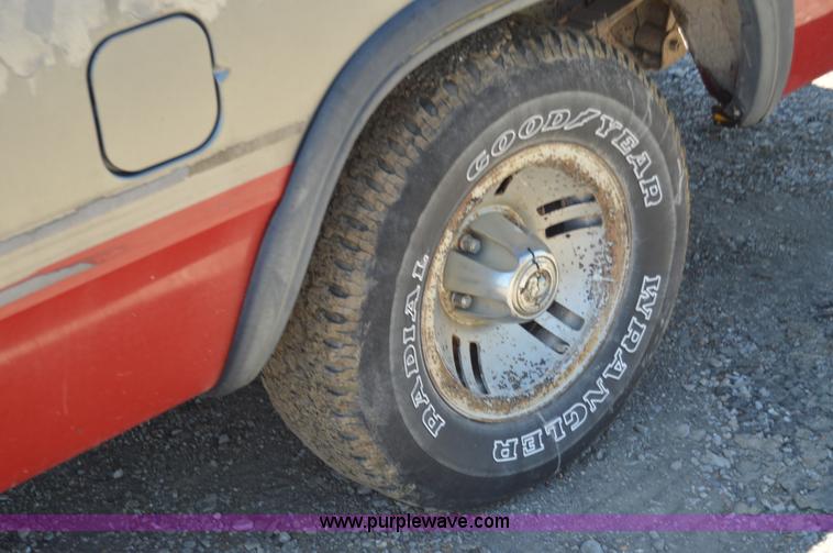 image for item H2812 1992 Dodge D150 LE pickup truck