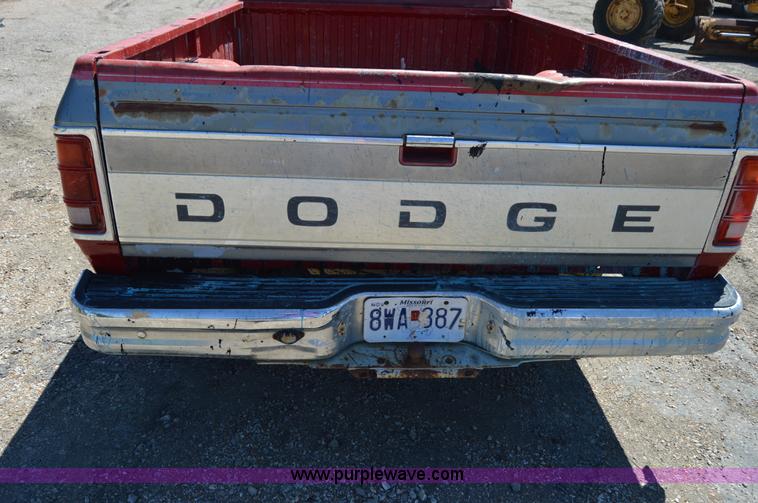 image for item H2812 1992 Dodge D150 LE pickup truck