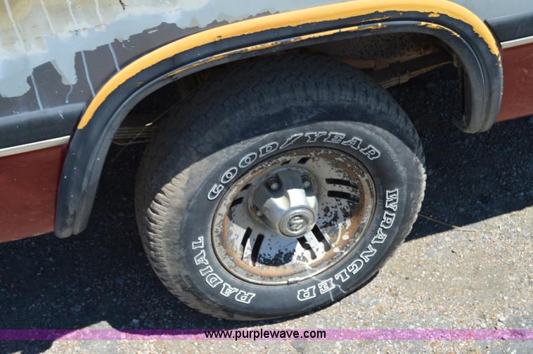 image for item H2812 1992 Dodge D150 LE pickup truck