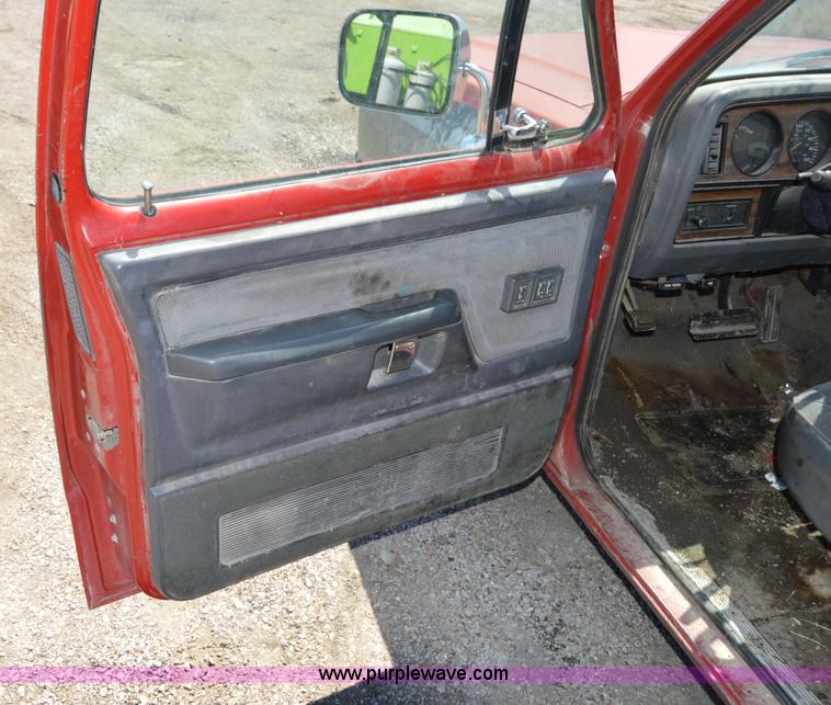 image for item H2812 1992 Dodge D150 LE pickup truck