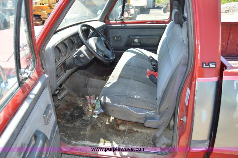 image for item H2812 1992 Dodge D150 LE pickup truck