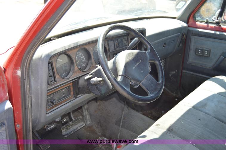 image for item H2812 1992 Dodge D150 LE pickup truck