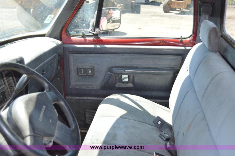 image for item H2812 1992 Dodge D150 LE pickup truck