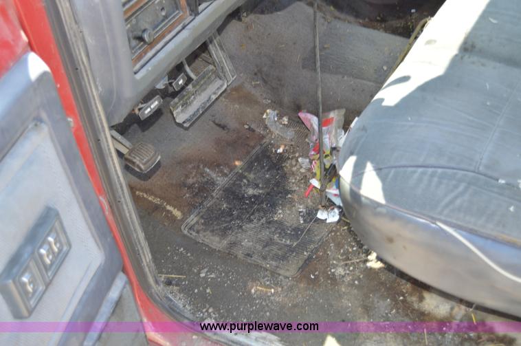 image for item H2812 1992 Dodge D150 LE pickup truck