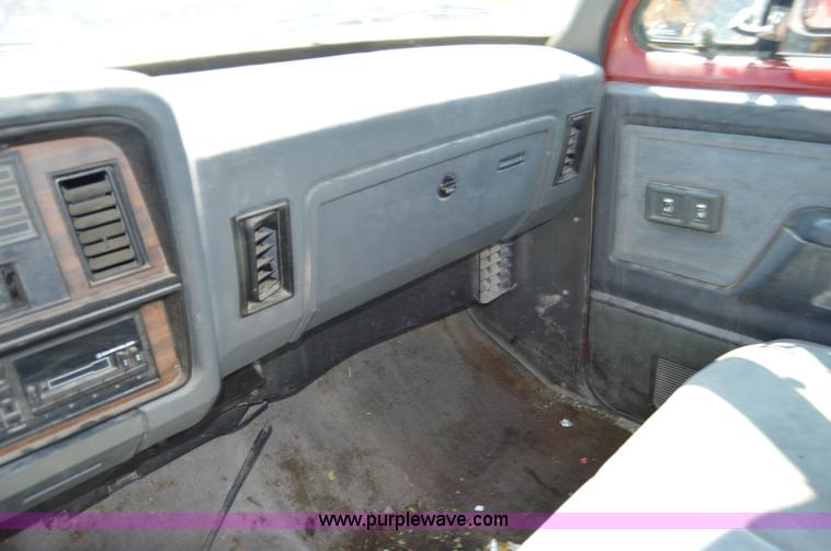 image for item H2812 1992 Dodge D150 LE pickup truck