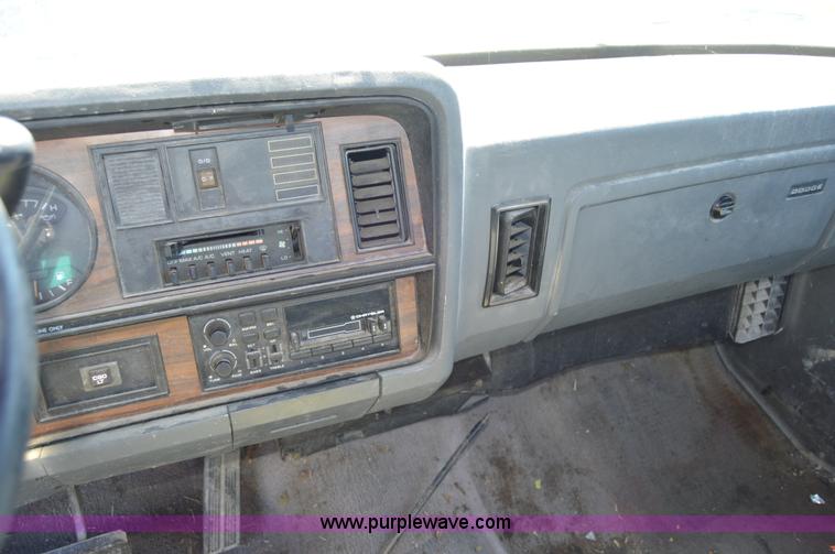 image for item H2812 1992 Dodge D150 LE pickup truck
