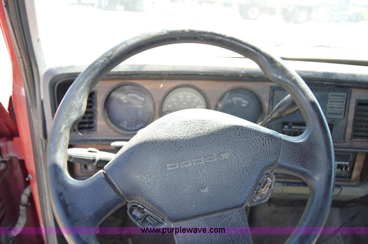 image for item H2812 1992 Dodge D150 LE pickup truck