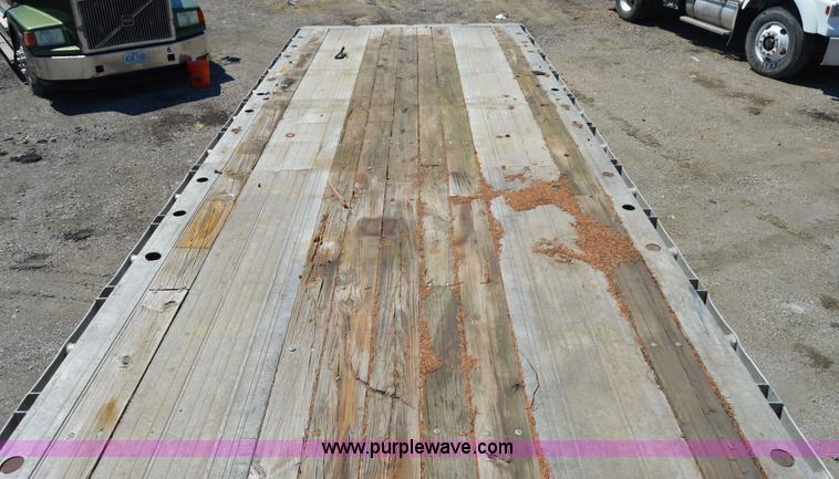 image for item H2813 1983 Raven trailer