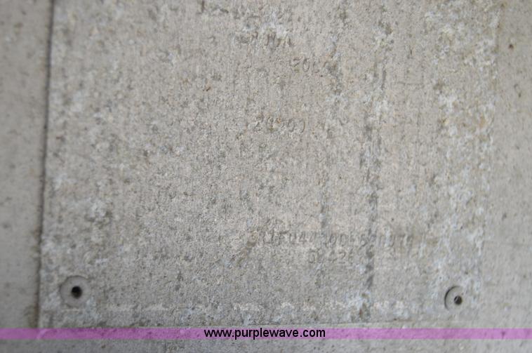 image for item H2813 1983 Raven trailer