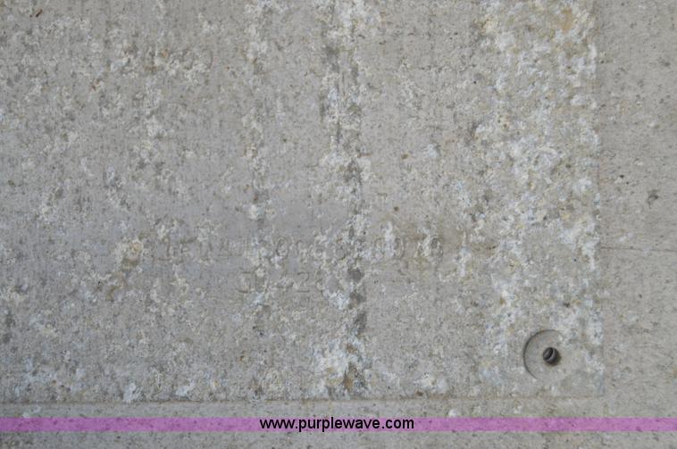 image for item H2813 1983 Raven trailer