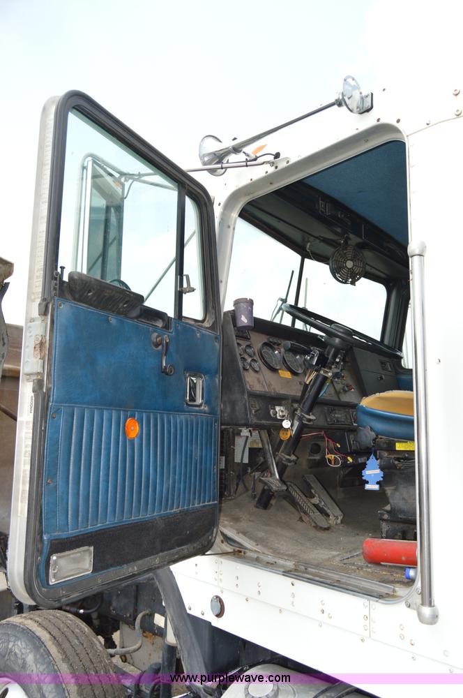 image for item H2816 1994 Kenworth T800 dump truck