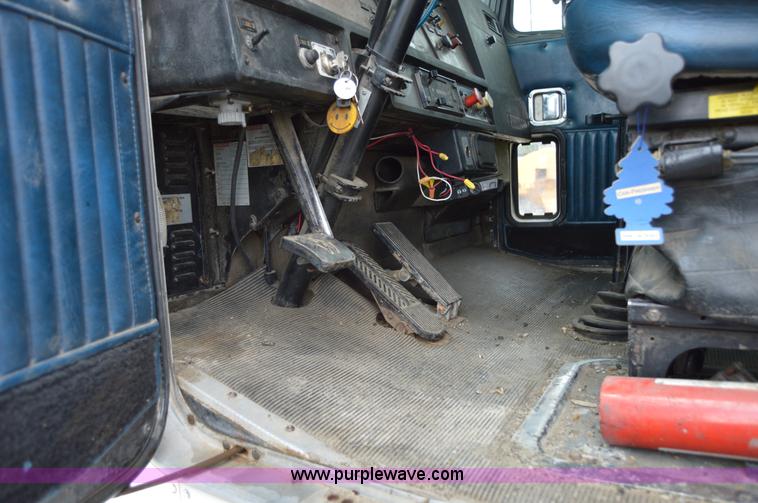 image for item H2816 1994 Kenworth T800 dump truck