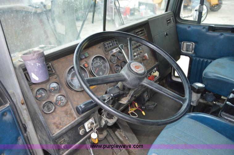 image for item H2816 1994 Kenworth T800 dump truck