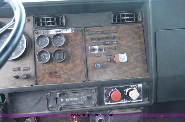 image for item H2816 1994 Kenworth T800 dump truck