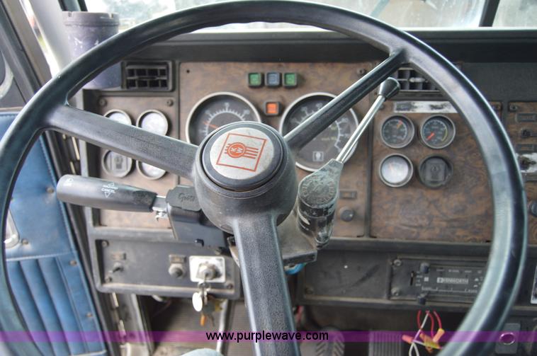 image for item H2816 1994 Kenworth T800 dump truck