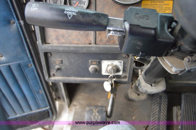 image for item H2816 1994 Kenworth T800 dump truck