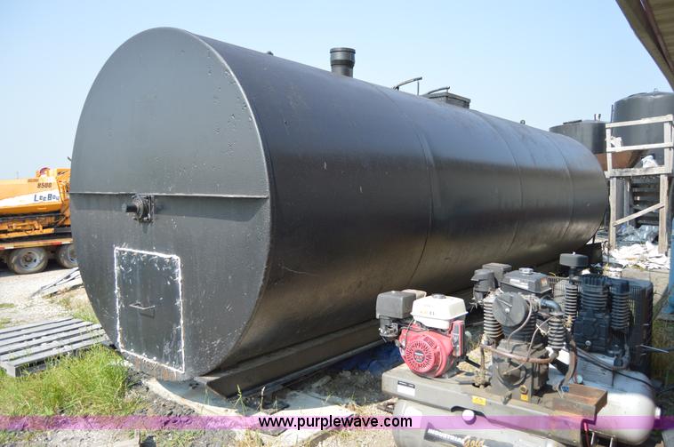 image for item H2818 10,000 gallon agitator tank