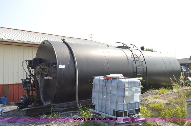 image for item H2818 10,000 gallon agitator tank