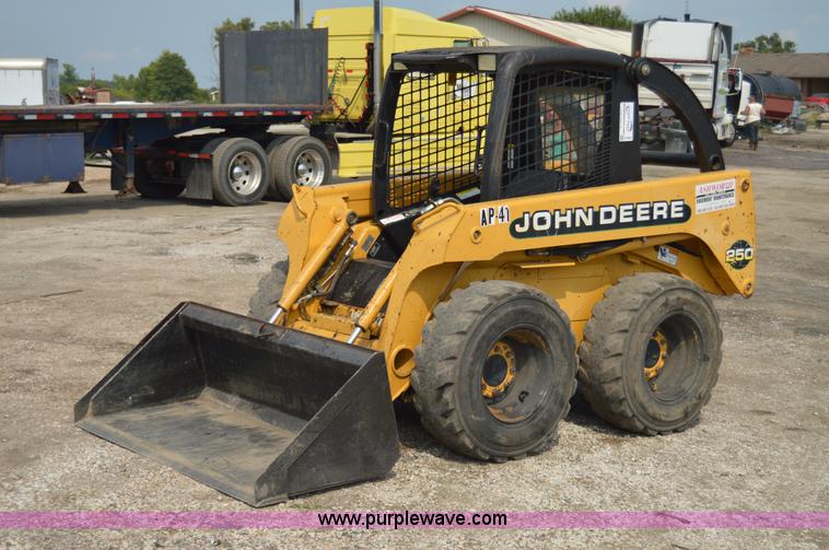 image for item H2822 2000 John Deere 250 skid steer